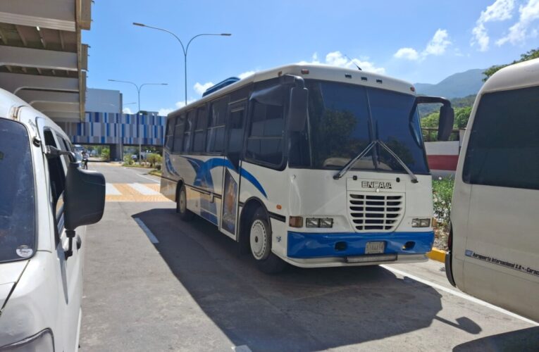 Con solo 6 usuarios suben a Caracas buseteros del aeropuerto