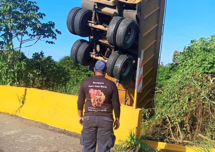 Conductor de vehículo pesado herido por embarrancamiento en Puerto Cabello 