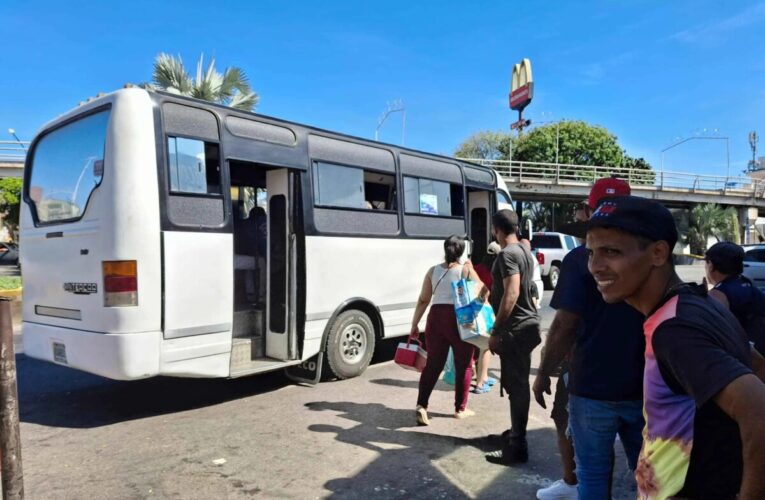 Usuarios se quejan del tiempo que se quedan los buseteros en los semáforos