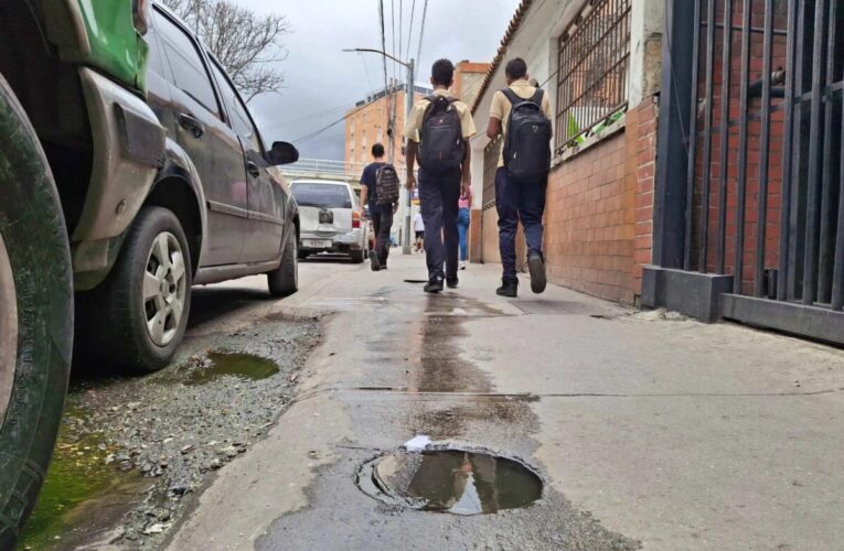 Piden detener derrame de aguas servidas en la calle 13 de La Atlántida