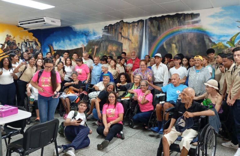 Estudiantes del liceo Vargas llevaron cariños a los abuelos del Inass