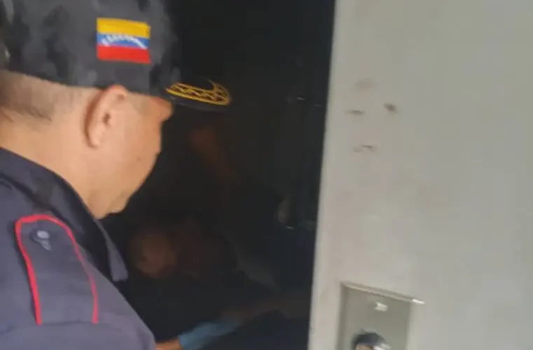 Técnico muere aplastado por el ascensor que reparaba en escuela de Caracas