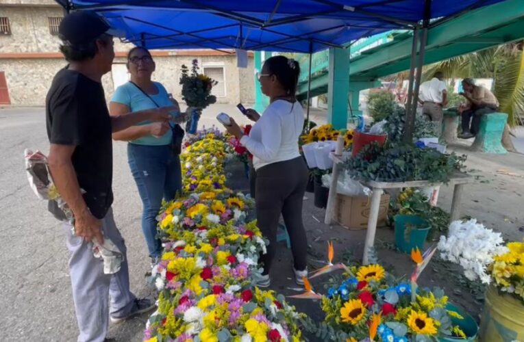 Flores a $1 para honrar a familiares hoy en el Día de los Difuntos