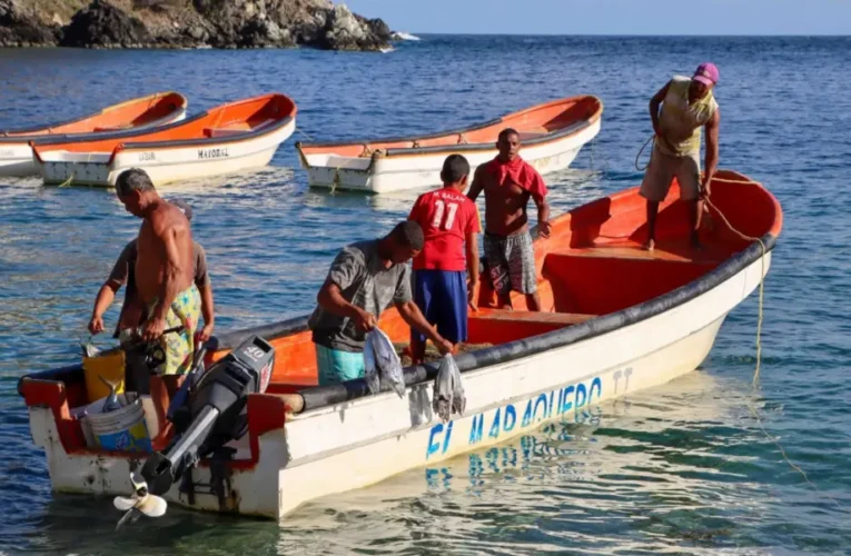 Rescatan a 2 pescadores que naufragaron el domingo