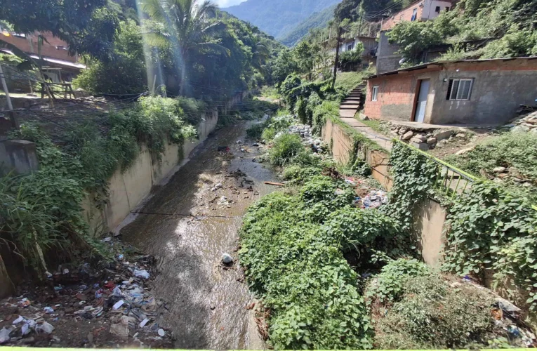 Quebrada La Veguita repleta de basura y escombros