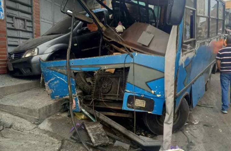 Bus perdió los frenos y chocó a 2 carros en El Junquito