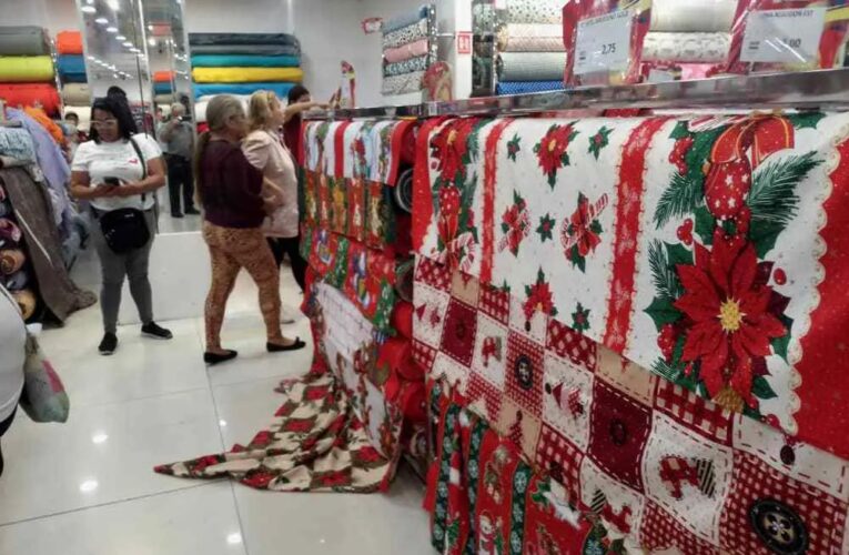 Telas para manteles con motivos navideños en $2.75 en El Castillo