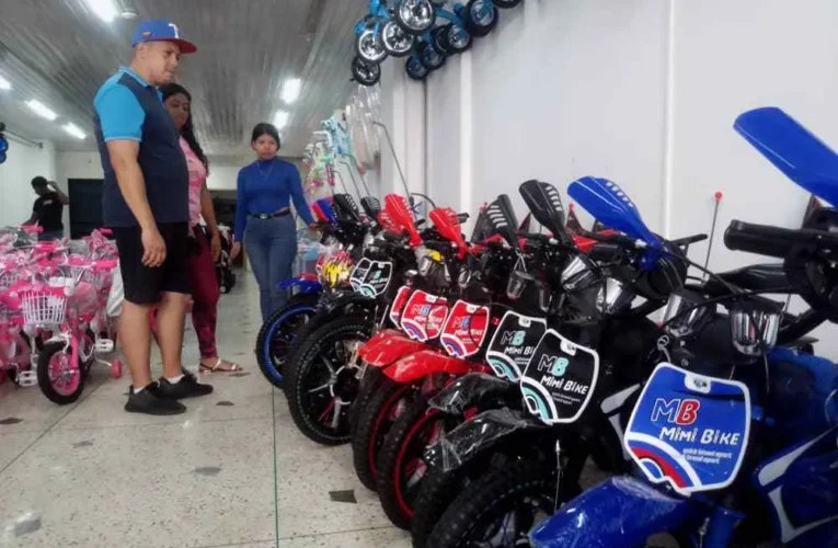 Carros y motos en Baby Shark