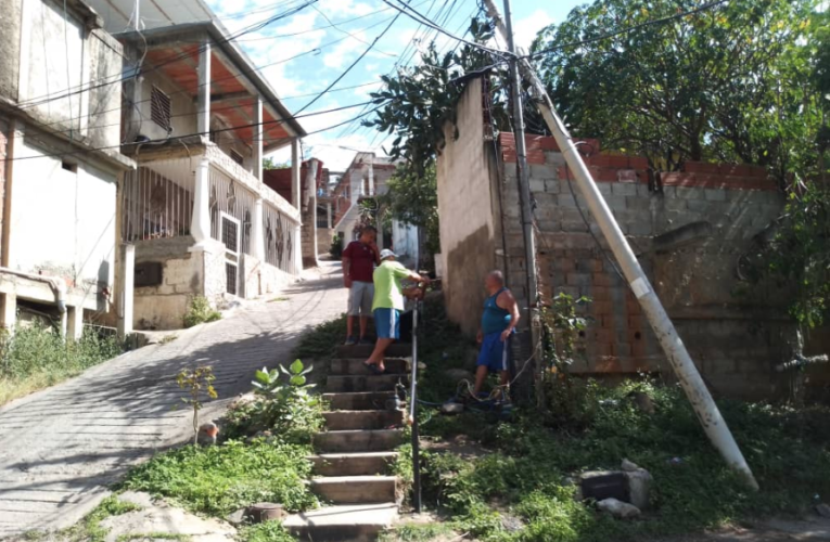 Cae poste y deja incomunicados a La Amistad Bicentenaria de Marapa El Piache