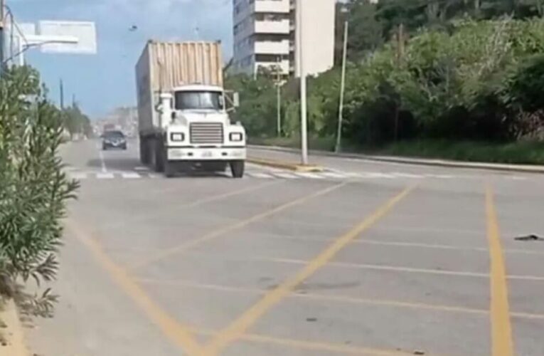 Congestión de gandolas afecta a vecinos y comerciante de Playa Verde