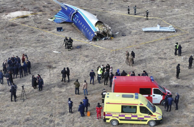 Hallan las cajas negras del avión azerbaiyano siniestrado en Kazajistán