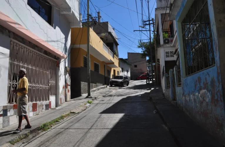 Los bajones dañan decenas de neveras cada día en El Teleférico