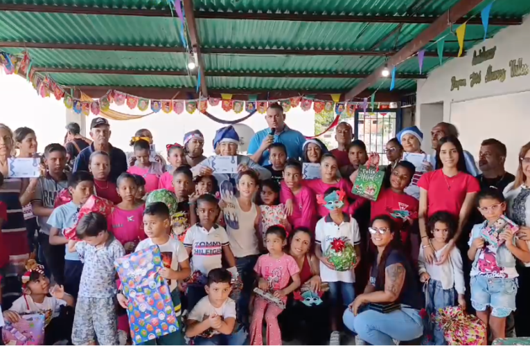 UNT agasajó a los niños que participan en las actividades de la Casita Azul