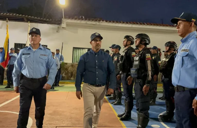 Vicealmirante Gustavo Matamoros asume dirección de la Policía