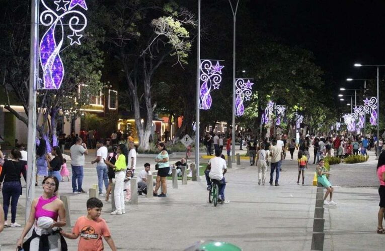 El Paseo Macuto está muy bonito y vale la pena visitarlo de día y de noche