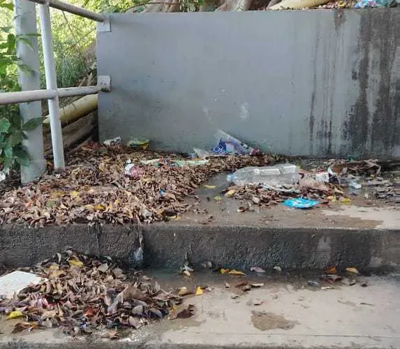 Aguas servidas en la perimetral de Macuto