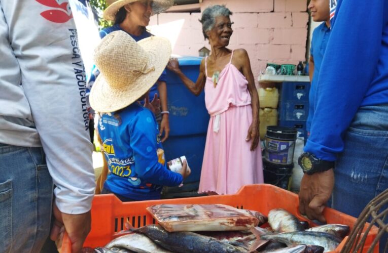 Llevan pescado al pueblo