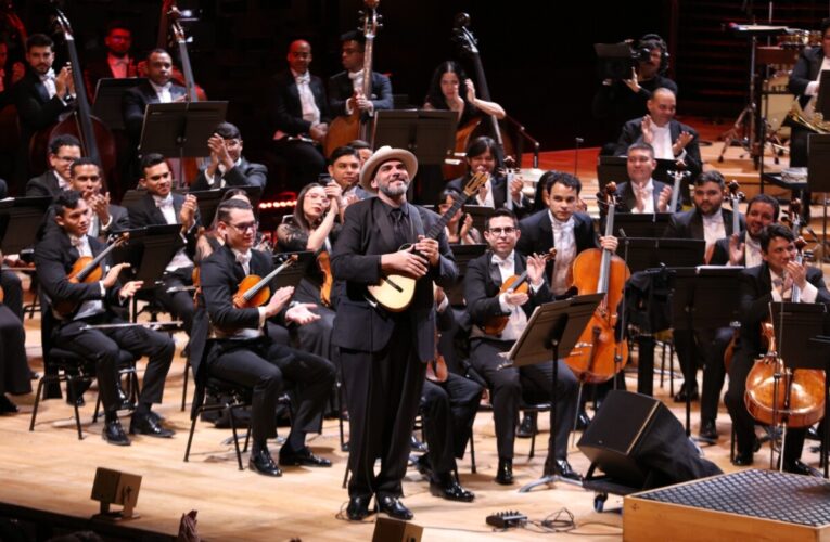 Cuatrista Jorge Glem interpretó el Himno Nacional en la Filarmónica de París