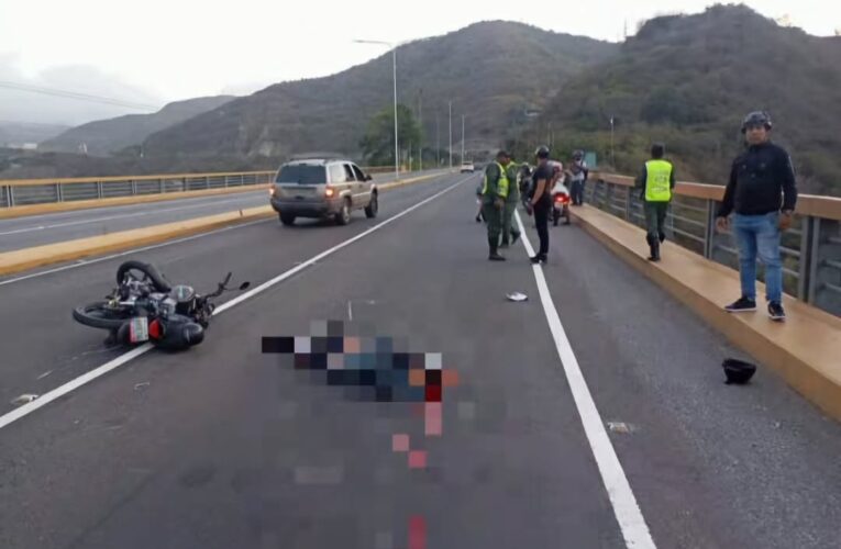 Muere motorizado al derrapar en la Caracas-La Guaira