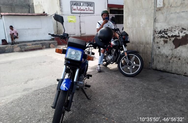 Mototaxistas de Cerro Los Cachos trabajan para mantener el equipo funcionando