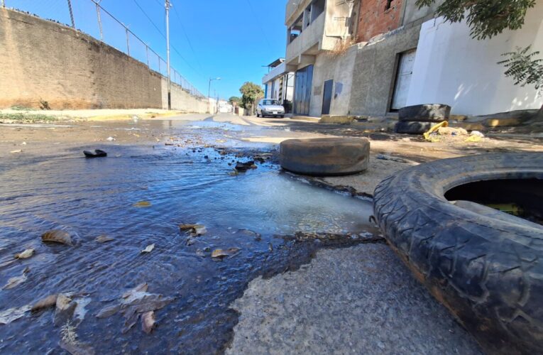 Fuerte derrame de agua potable en Guaracarumbo