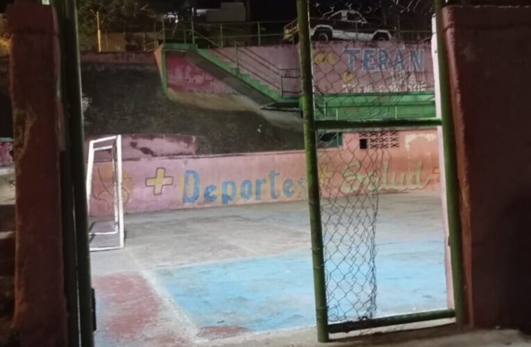 Los jóvenes del sector Santa Ana agradecerían que les reparen su cancha