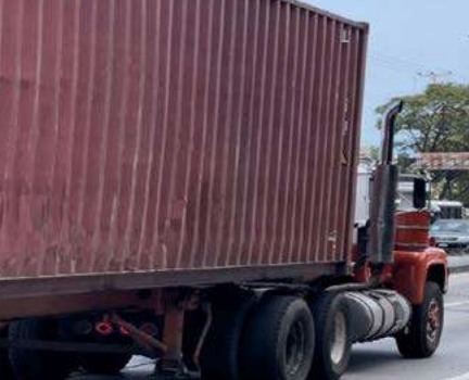 Gandoleros no respetan límites de velocidad en vías del litoral