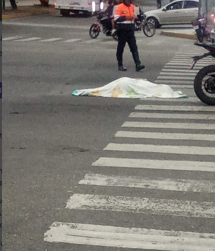 Mujer que iba como parrillera murió al chocar su moto contra un Chery