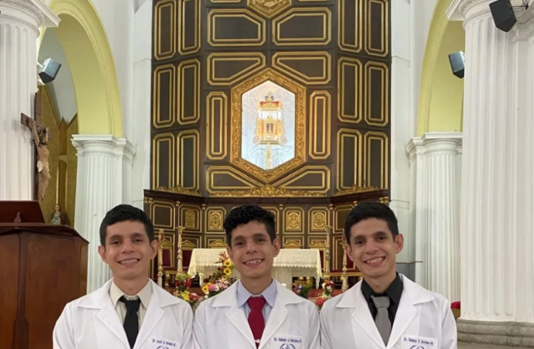 Trillizos táchirenses pasan a la historia al graduarse como médicos cirujanos Magna cum laude