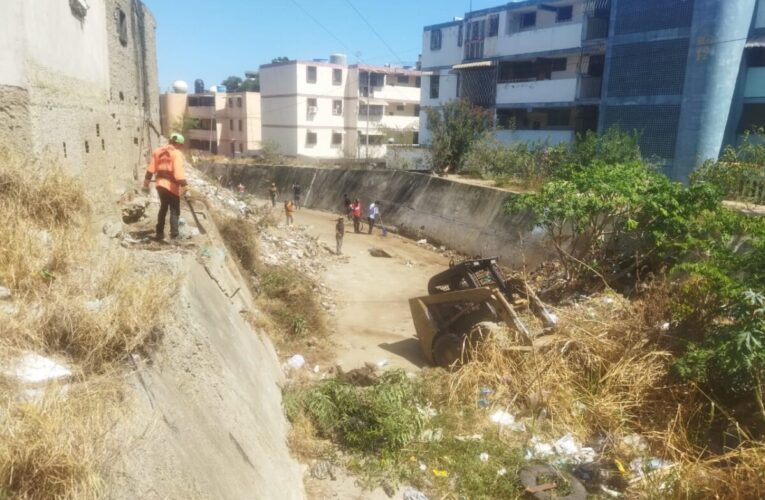 Limpian quebrada La Zorra