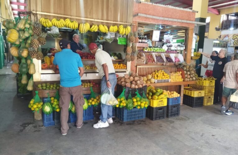 Fruteros mantienen los precios para no perder la clientela