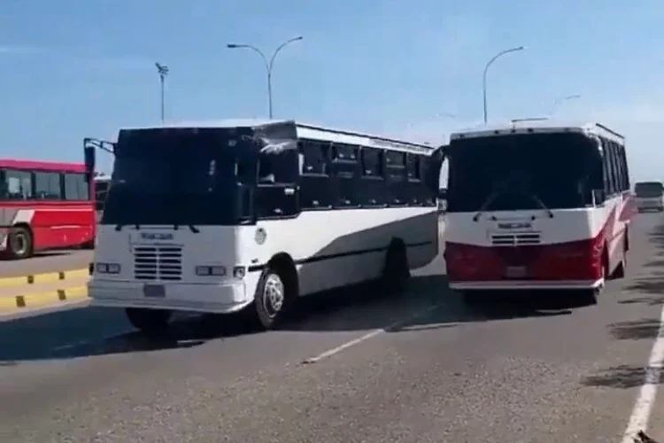 Como los abuelos están exonerados los dejan por horas en las paradas