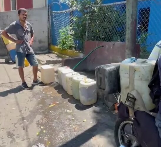 ¡El chorro milagroso calma la sed!