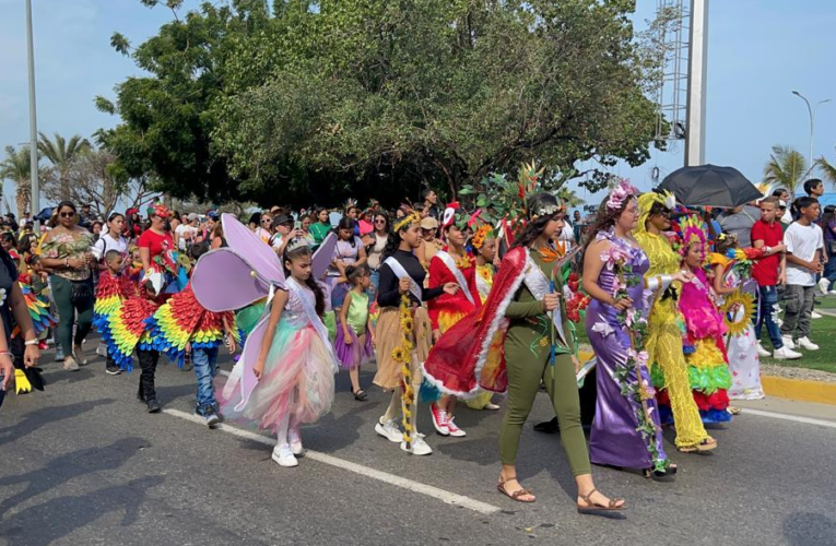 Más de 3 mil personas participaron en el desfile escolar en Catia la Mar