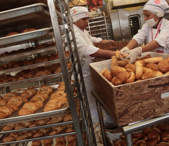 Extorsionadores tirotean a venezolano en una panadería en Perú