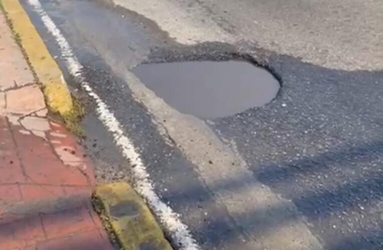 Hueco en la avenida Soublette pone en riesgo letal a los motorizados