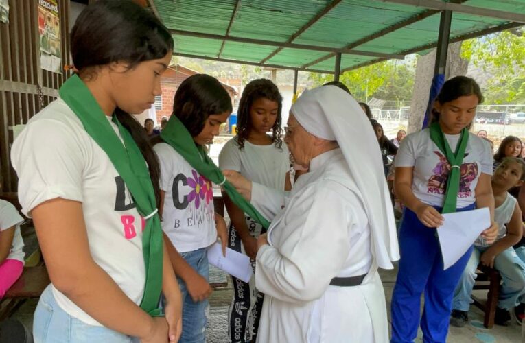 Niños de la Infancia Misionera de Marapa Piache recibieron su bufanda trigo verde