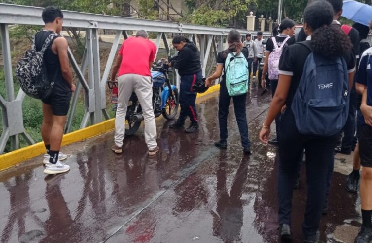 Felipe Corro: Puente del Paseo de Macuto es una guillotina