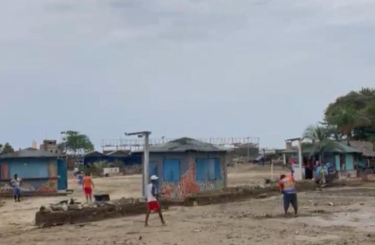 Prestadores de servicios de playa El Yate limpian el estacionamiento