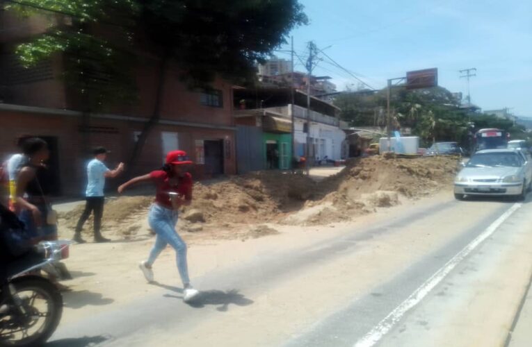 Piden retirar la montaña de tierra frente al terminal