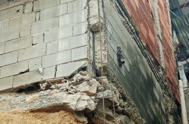 Casa quedó a punto de caer socavada por el agua en Quebrada de Cariaco