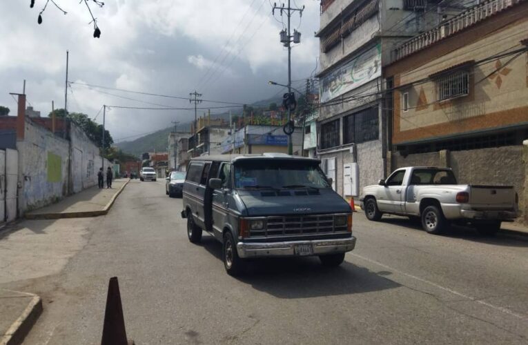 Usuarios y transportistas en desacuerdo con el nuevo pasaje a Bs. 23