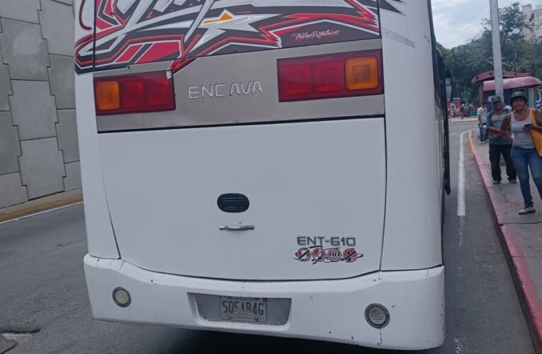 Denuncian que choferes de la Caracas-La Guaira están cobrando Bs. 100