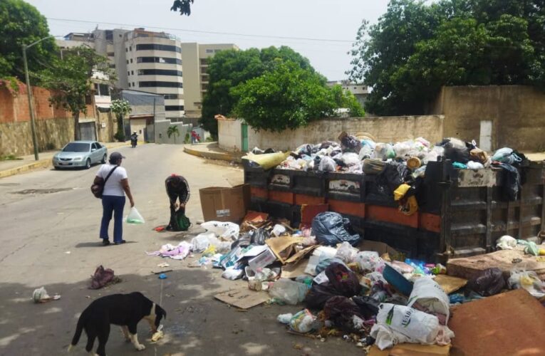 La basura se pudre en La Bajada 27