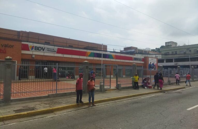 Conflicto choferes-usuarios crece pues no hay billetes de Bs. 5 ni en los bancos