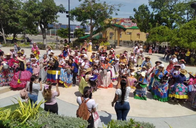 Realizan II Encuentro Estudiantil de Burras y Burriquitas en la plaza Vargas