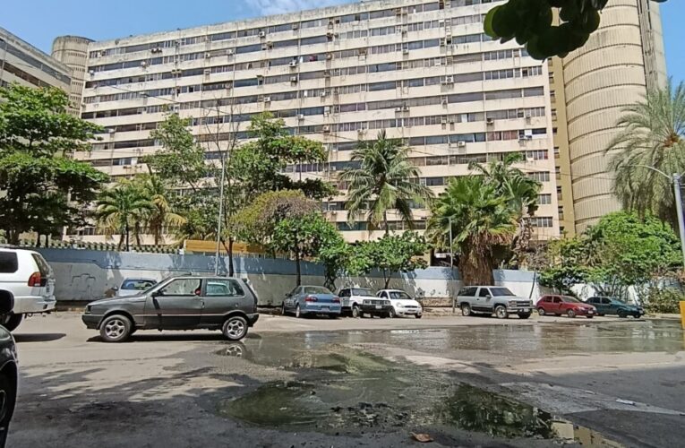 Sigue el bote de aguas servidas en Tanaguarena