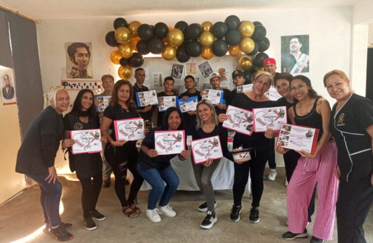 Se gradúan 22 emprendedores en barbería y peluquería en Nudecrez