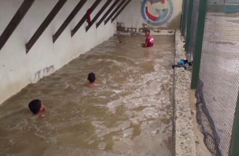 Cada vez que llueve se inunda el estadio Mare Abajo