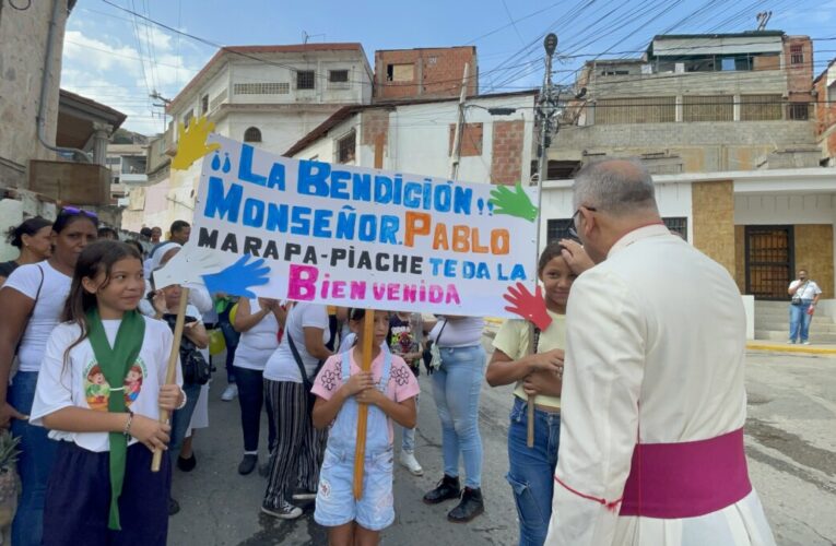 El Obispo bendice a los niños